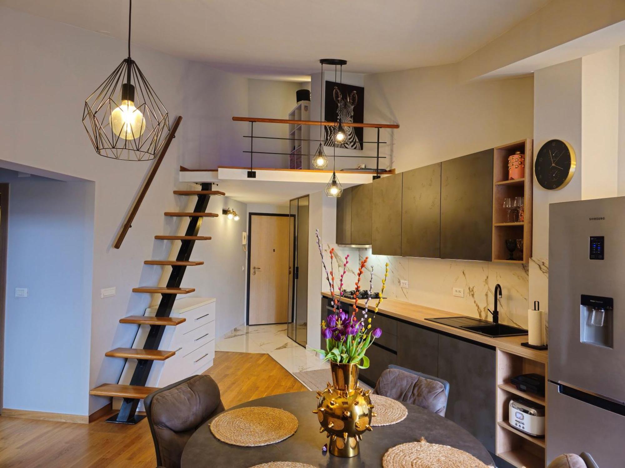 Blue Garden Loft - With Garage Apartment